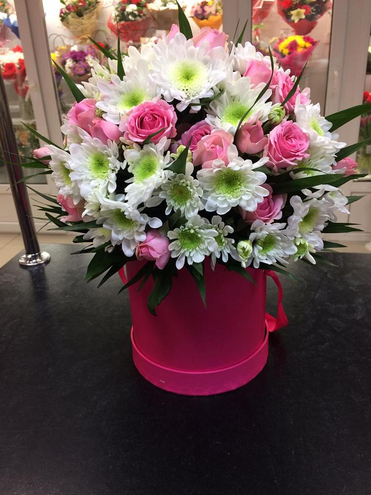 Цветочная композиция из Розы и Хризантемы в шляпной коробке в Бараново