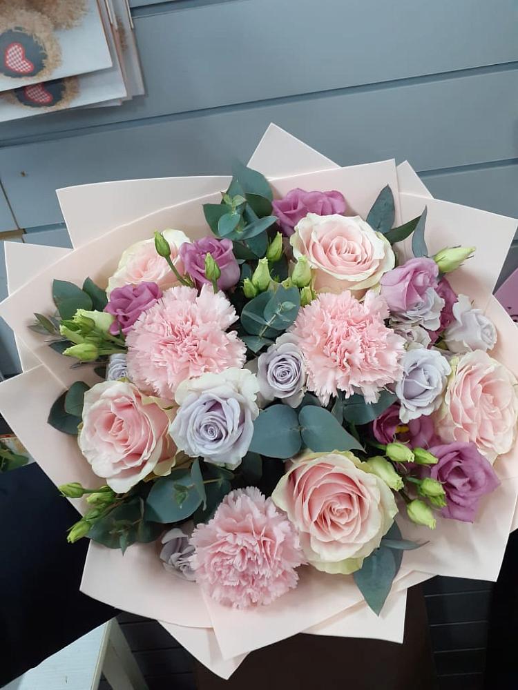 Букет цветов из: Розы, Гвоздики и Лизиантусы в Бараново